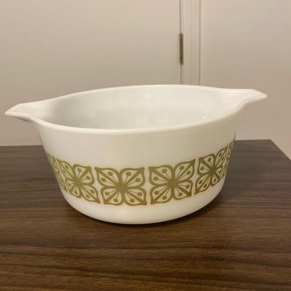 Vintage Pyrex White 1 1/2 Quart Ovenware Bowl with Verde Green Butterfly Pattern - Picture 1 of 6
